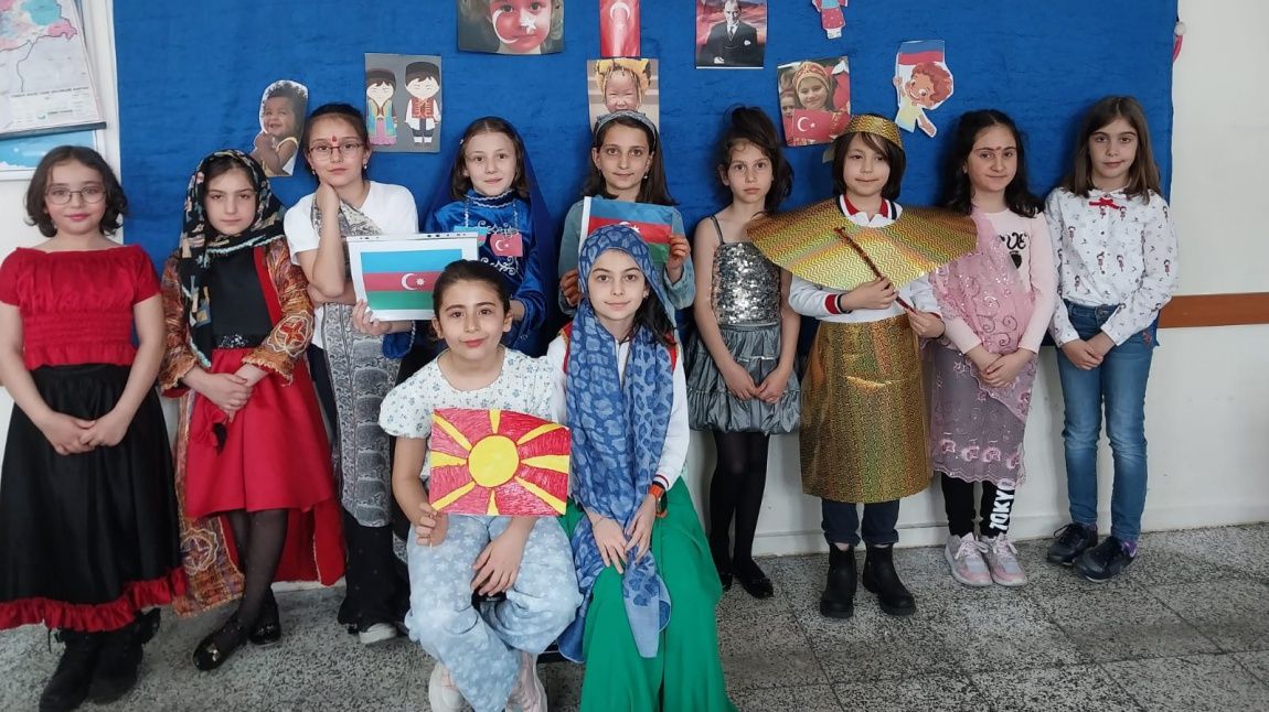 3/A sınıfı öğrencileri 23 Nisan Çocuk Bayramı etkinligi olarak farklı ülkelerin kültürünü ve oyunlarini o ülkeyi tanıtarak ogrendiler .